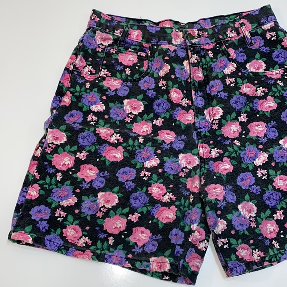 Floral mom jean shorts - Picture 3 of 7